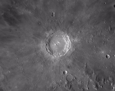 Amatorska fotografia krateru „Kopernik” na Księżycu