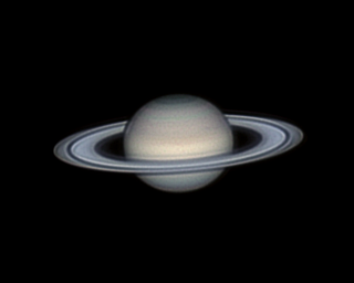 Saturn z otwierającymi się pierścieniami