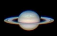 Efekt dyspersji atmosferycznej na zdjęciu Saturna wykonanym za pomocą webcama
