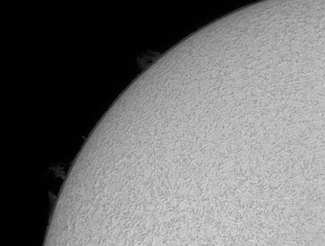 Słońce i protuberancje sfotografowane za pomocą teleskopu słonecznego w paśmie H-alpha