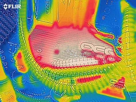 Zdjęcie termiczne karty graficznej w trakcie testu obciążeniowego